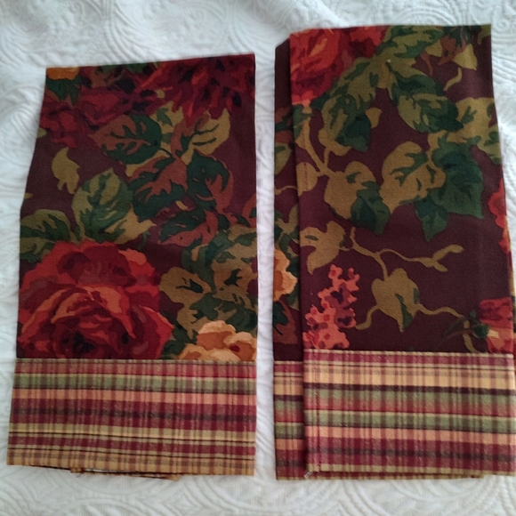 Custom made by Patricia Spratt linens. Never used. - Picture 4 of 4